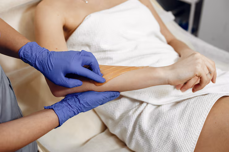 Waxing Wien: Glatte Haut für Wochen – so funktioniert es