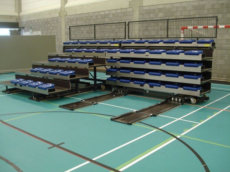 Ausziehbare Tribüne Turnhalle – Effiziente Zuschauerplätze für Schul- und Vereinssport