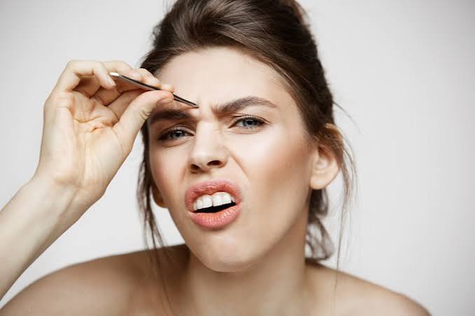 Brow Lifting Wien für definierte und schön geformte Augenbrauen
