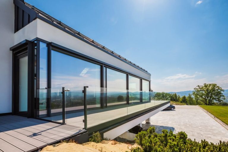 Fassadentore und minimalistische Architektur: Lösungen für eine klare Gebäudegestaltung