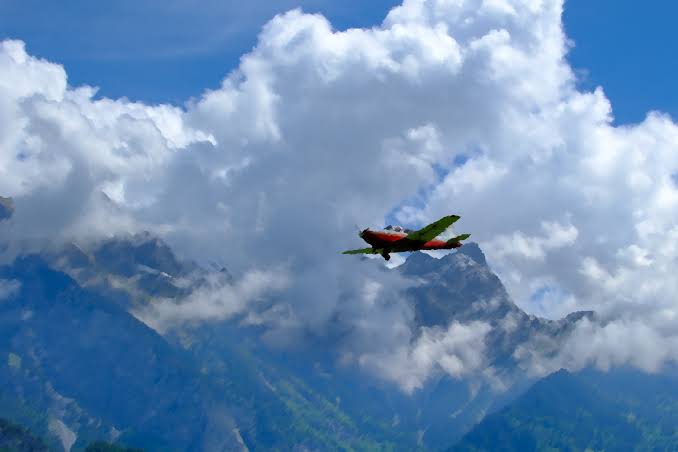Fliegen Diamond DA40 und modernes Fliegen über der Schweizer Landschaft erleben