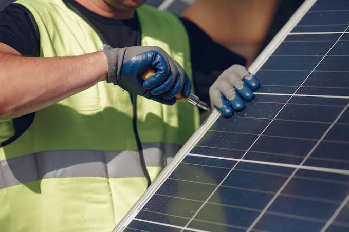 Vorteile des Photovoltaik Großhandels für Installateure mit hochwertigen Solarmodulen und Wechselrichtern